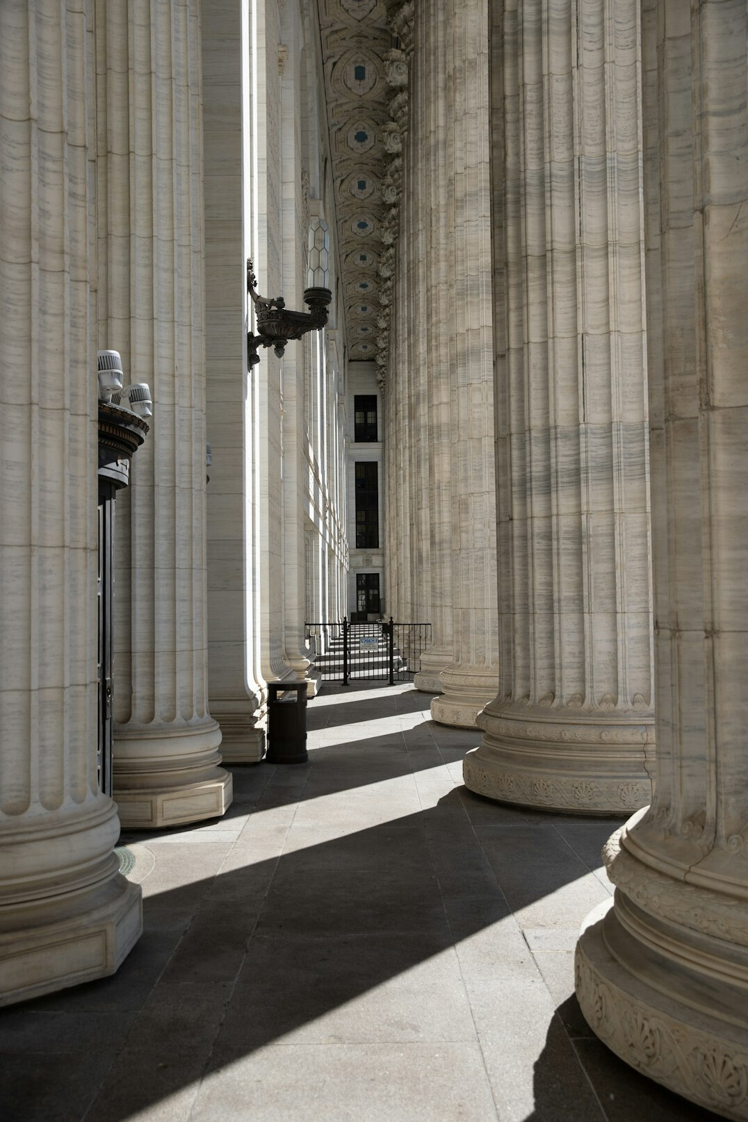 Government building with columns under daylight